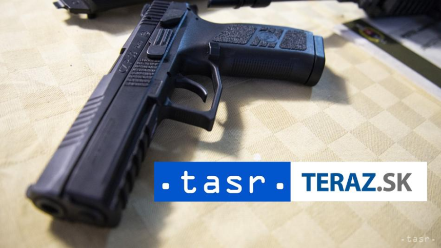 Obvinili policajta Svojej priatelke sa vyhrazal zbranou