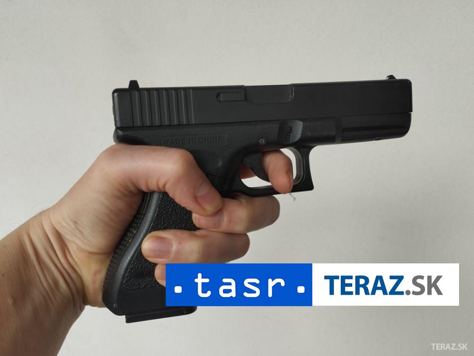 Agresivna zena sa v Piestanoch vyhrazala zbranou dvom osobam