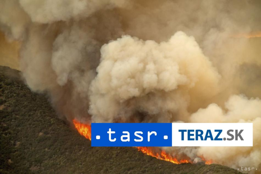 V blizkosti turistickeho mesta sa siri poziar