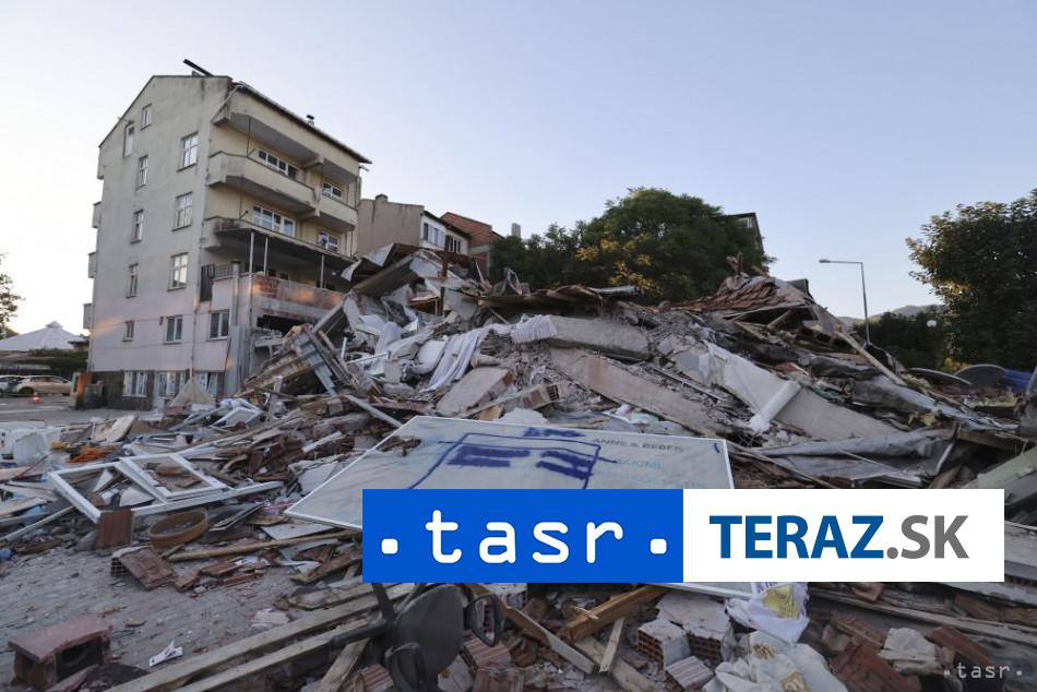 Zapad Turecka zasiahlo po zemetraseni viac ako 200 dotrasov