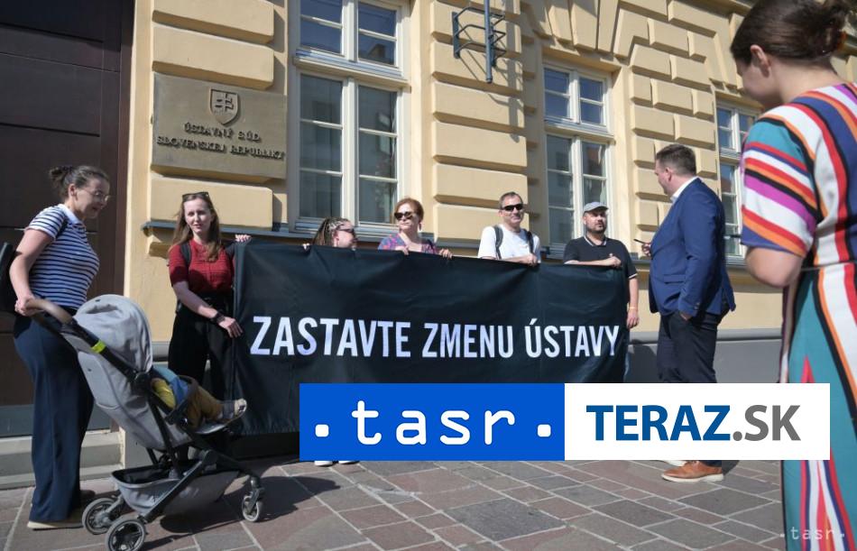 Aktivisti vyzvali vladu a poslancov na zastavenie ustavnej novely