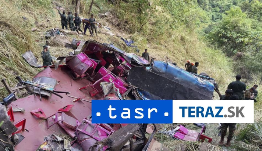 Autobus s turistami sa zrutil z vysky 15 obeti