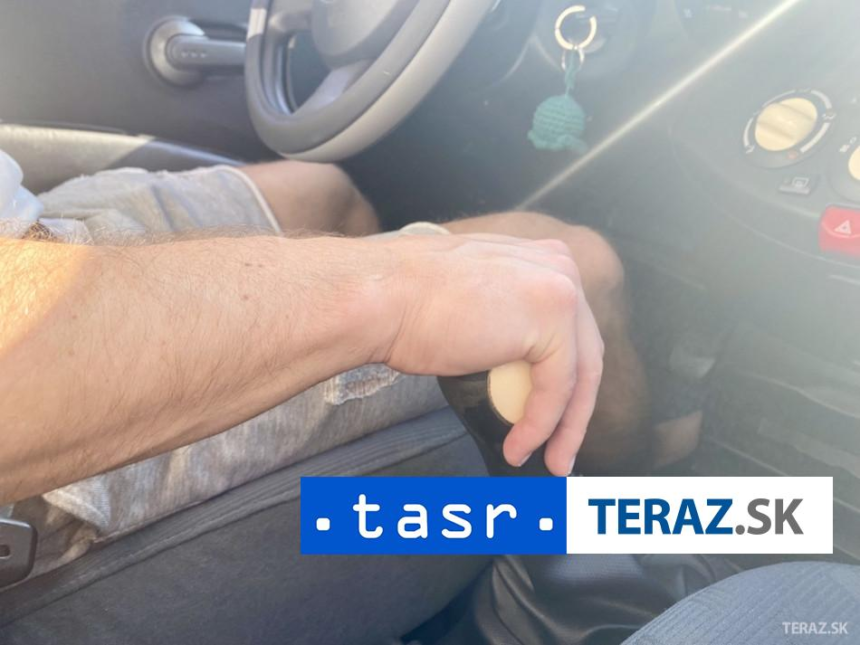 Drama v Sydney Muz autom prerazil branu konzulatu