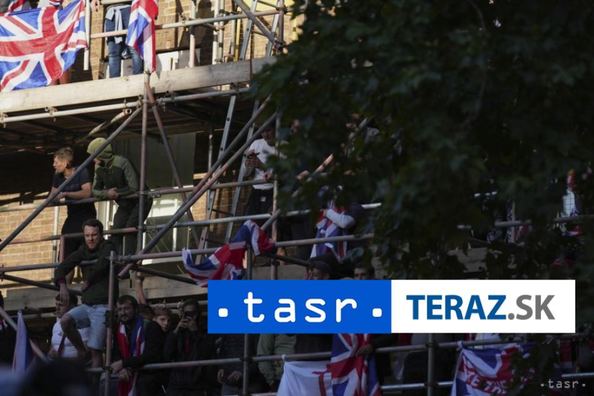 Na krajne pravicovy protest v Londyne prislo viac ako 100 000 osob