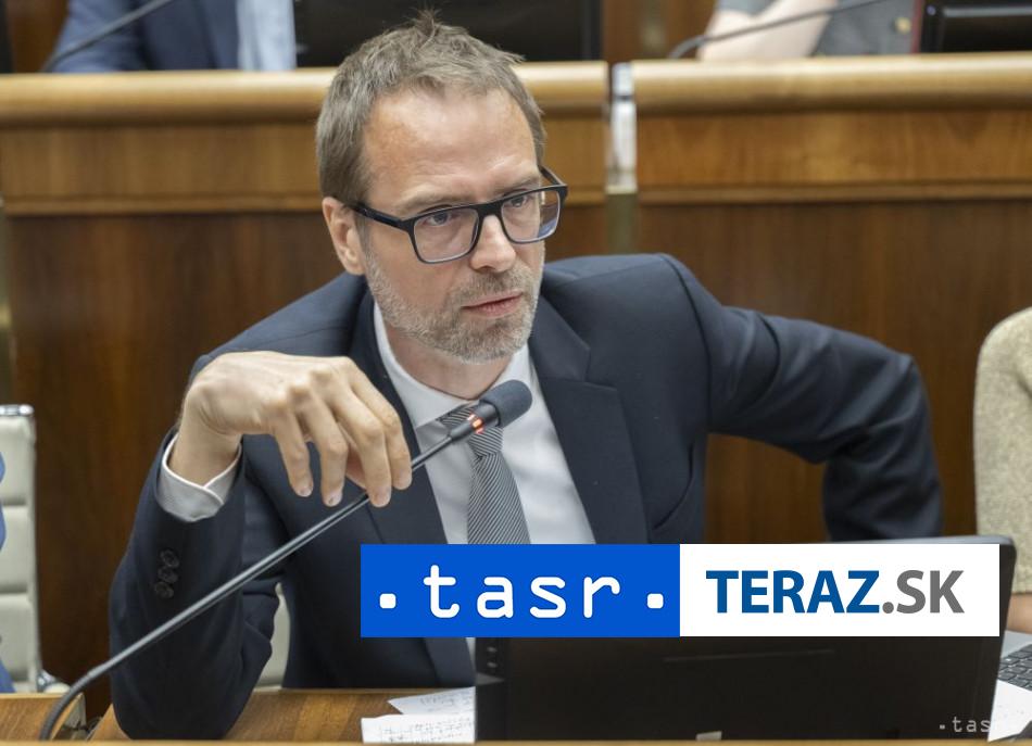 Opozicia vycita vlade ze sa stale nezaoberala analyzou vakcin