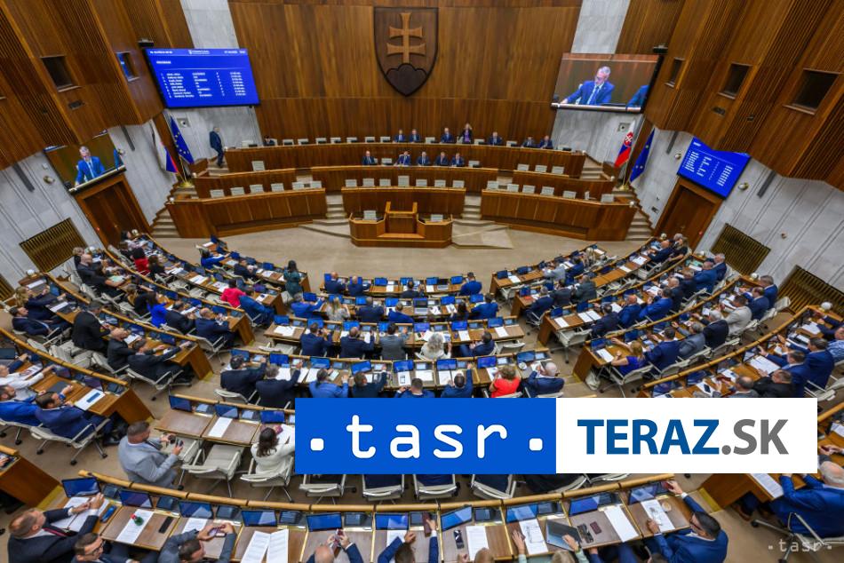 Poslanci zacali rokovanie o skolskych zakonoch