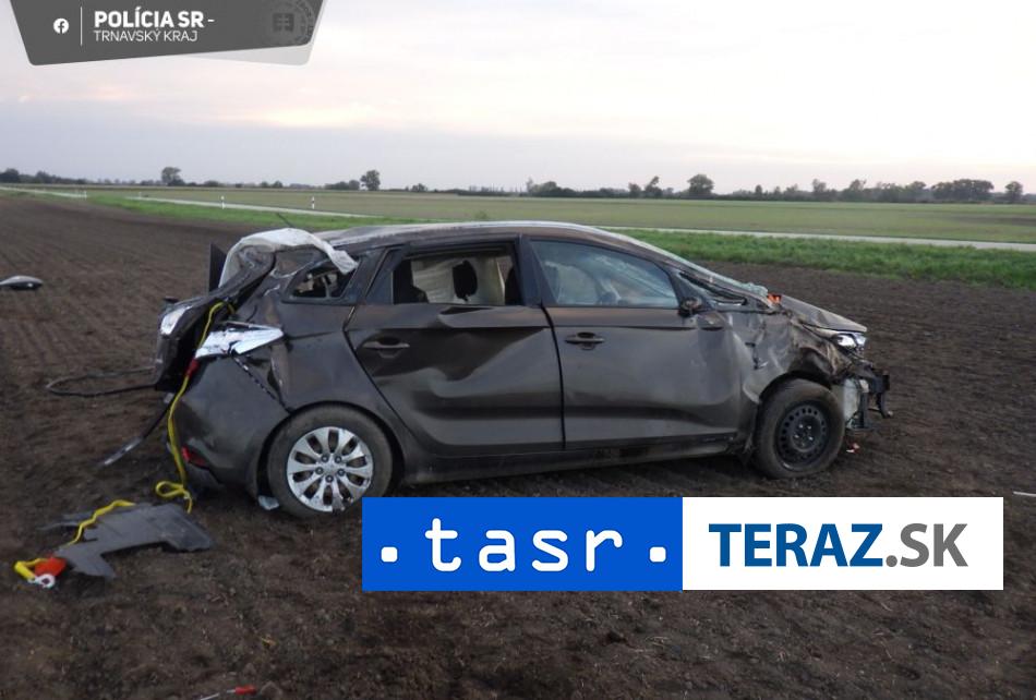 TRAGICKA NEHODA Spolujazdec vypadol z auta pri prevrateni vozidla