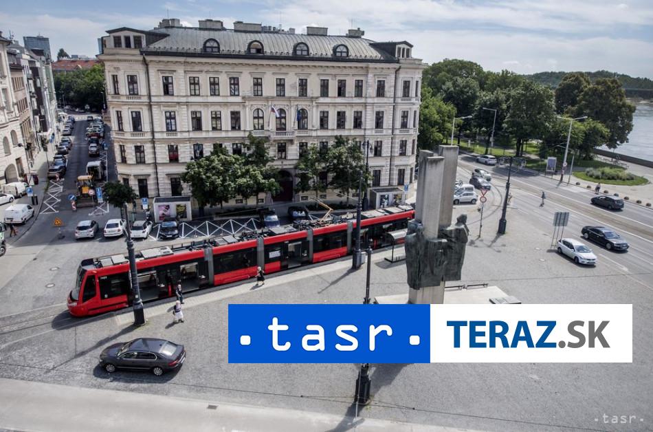 Aktivisti Greenpeace zablokovali vchod envirorezortu