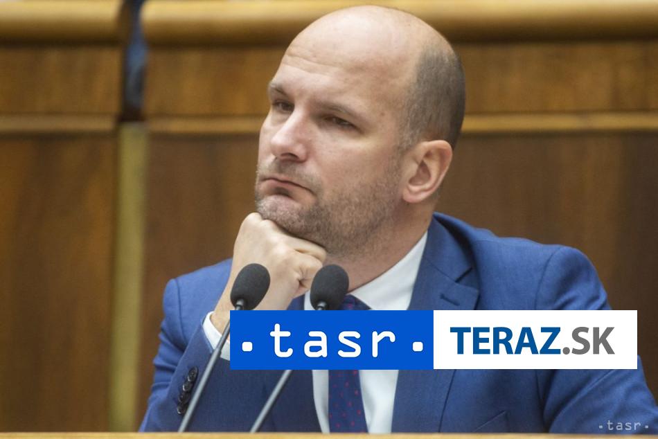 G Grendel Premier pri naraste kradezi hodil ministrov cez palubu