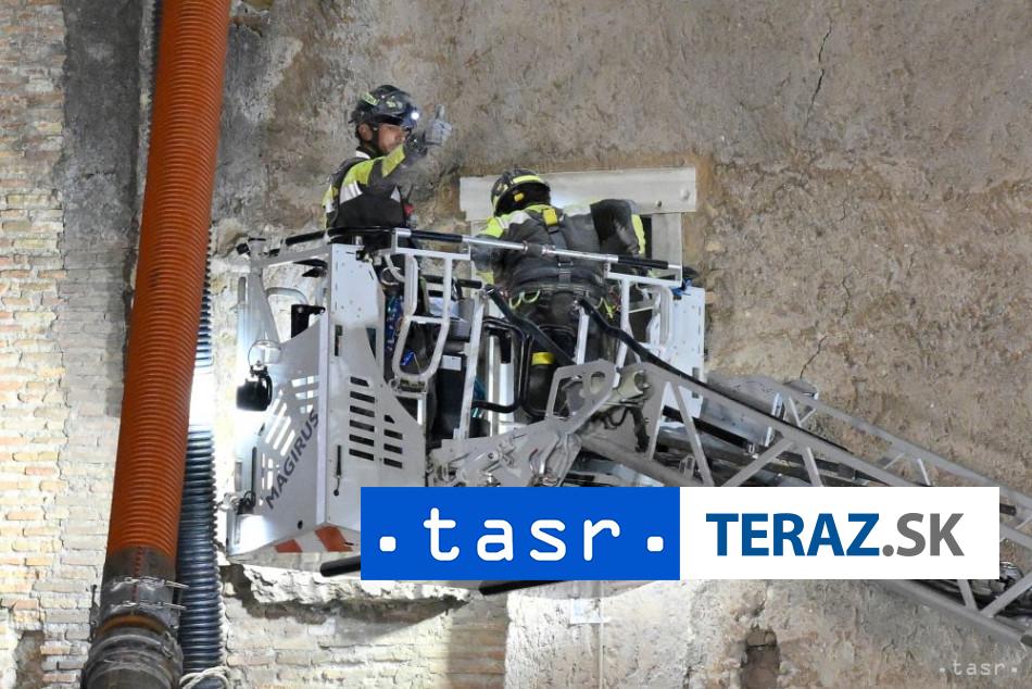 Spod trosiek stredovekej veze zachranili robotnika