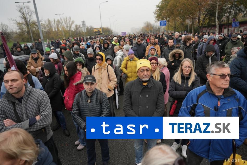 Tisice srbskych studentov demonstrovali za predcasne volby
