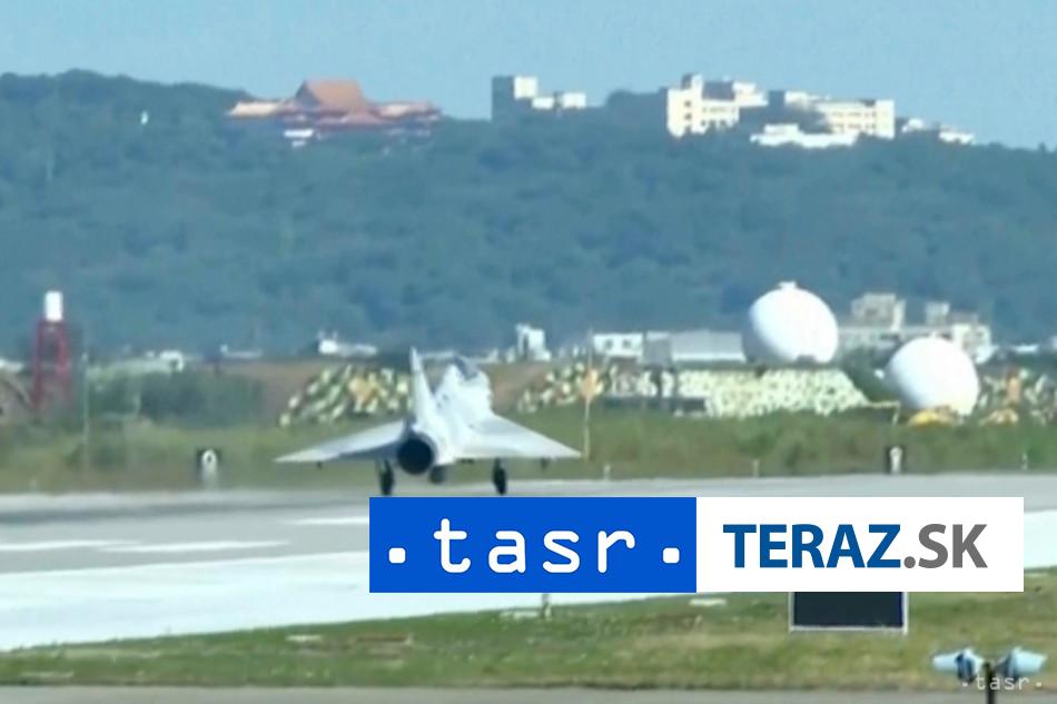 Cina pokracuje v manevroch pri Taiwane s ostrou palbou