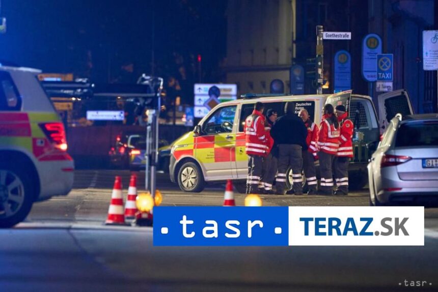 Vodic auta narazil do zastavky s ludmi zranenia