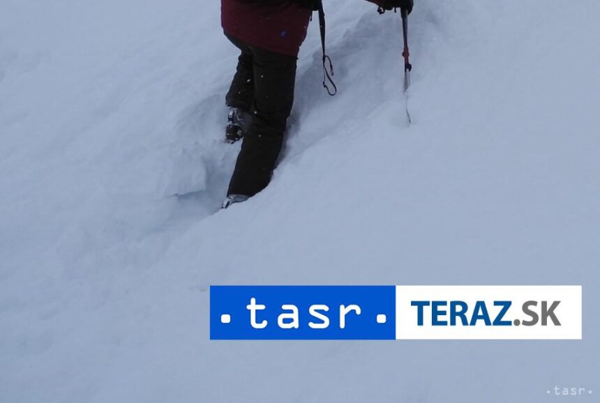 POZOR NA LAVINY Nebezpecenstvo v Tatrach stupne na treti stupen