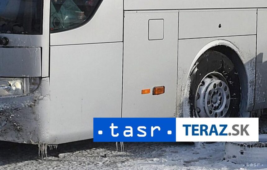 Nehoda na rychlostnej ceste za Sintavou Autobus skocil v poli