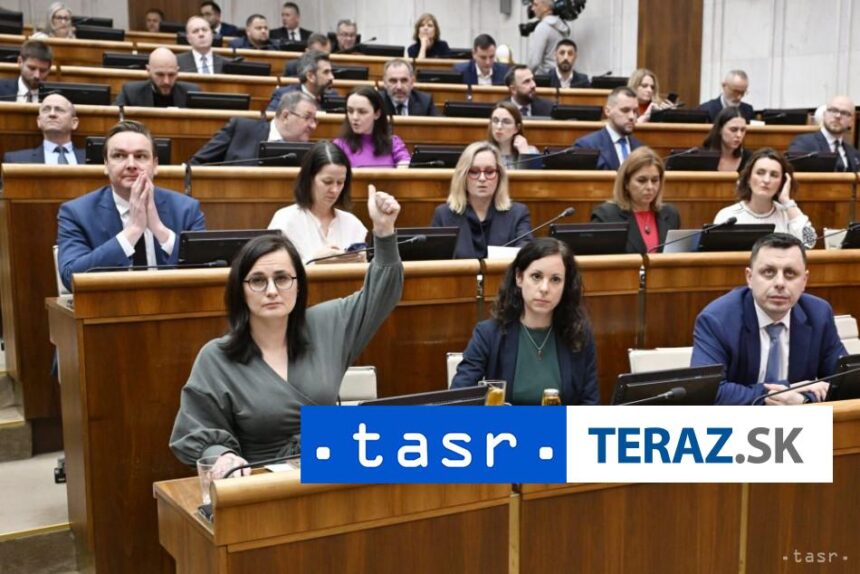 Poslanci zacali rokovanie zaverocnymi recami o odvolaniach ministrov