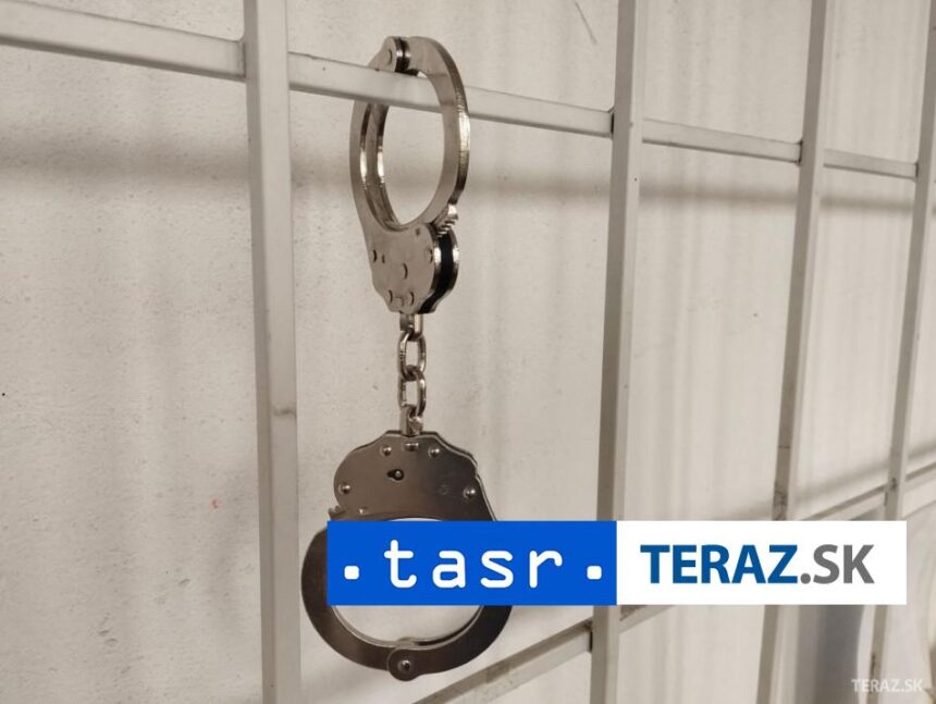 Dvom mladym Ruskam hrozi trestne stihanie za znesvatenie velkonocneho kolaca