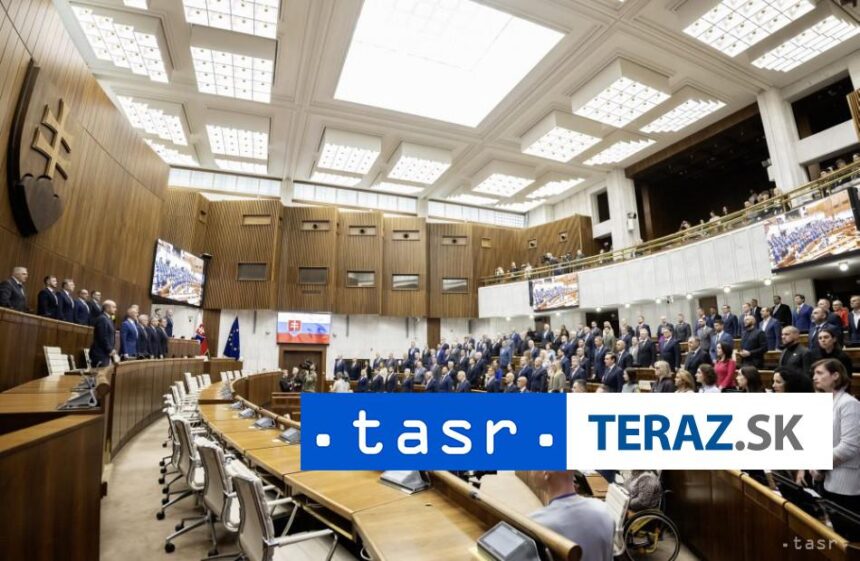 Parlament si minutou ticha uctil zosnuleho byvaleho poslanca L Lysaka