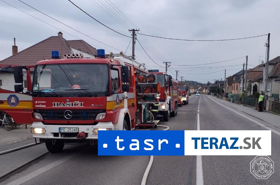 Rodinny dom v plamenoch Ohen sa rozsiril aj na dalsie objekty v Hradisti