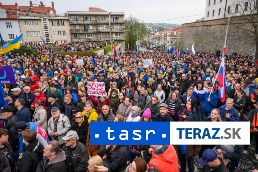 pred parlamentom sa kona protest opozicie