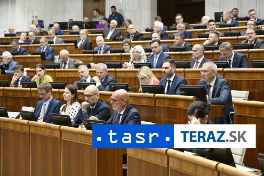Parlament bude rokovat aj v pondelok