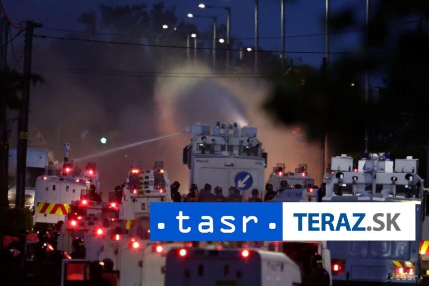 PROTESTY V IRSKU POLICIA pouzila vodne dela