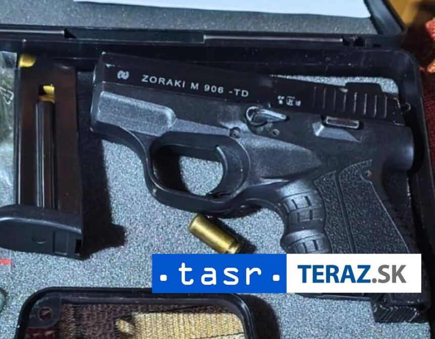 Policia v nemom uzase Pri razii objavili drogy a protitankovu strelu