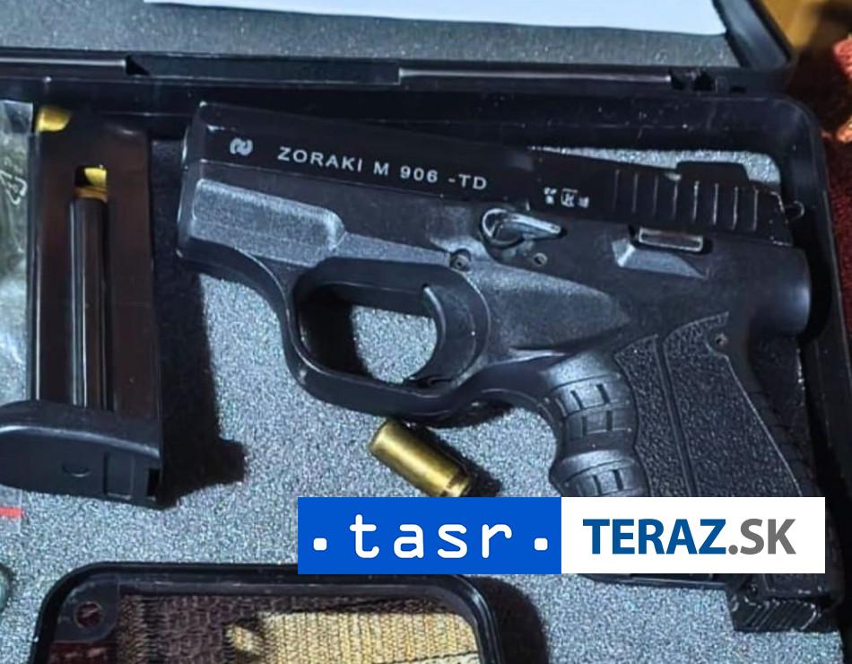 Policia v nemom uzase Pri razii objavili drogy a protitankovu strelu