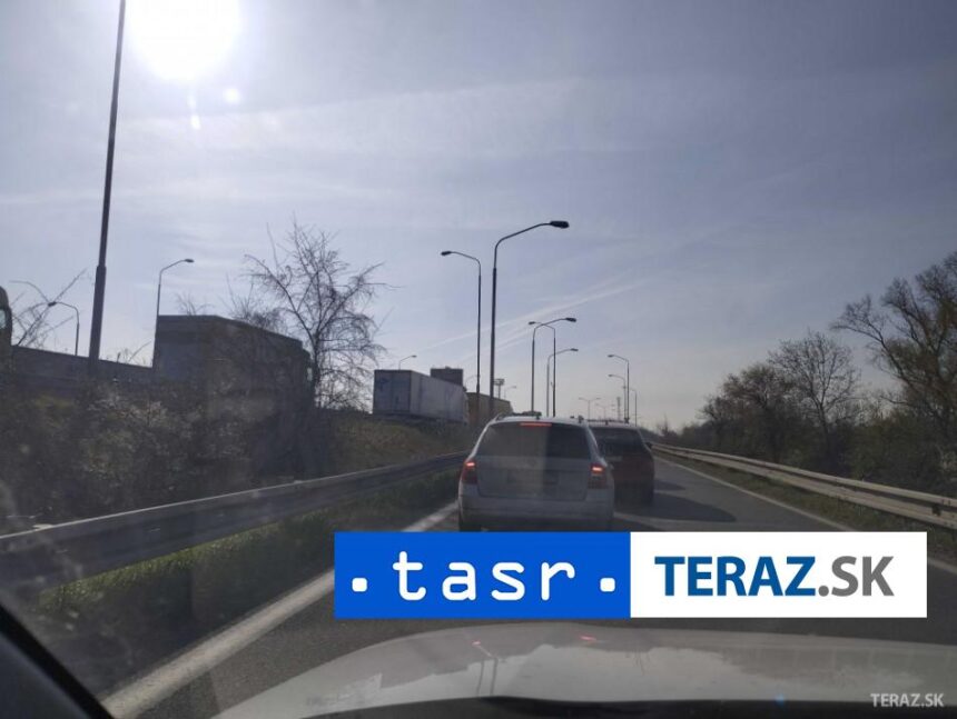 ZDRZTE SA Na D1 v smere do Bratislavy sa zrazili tri aut