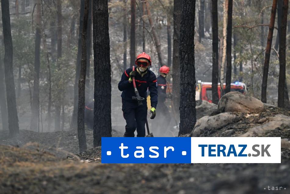 Hasici zastavili sirenie poziarov v lesoch Fontainebleau pri Parizi