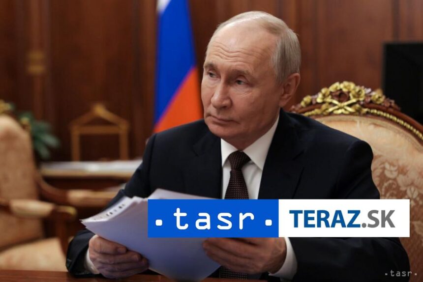 Jachta spojena s Putinom sa spolu s vojnovymi lodami plavi pri Dansku