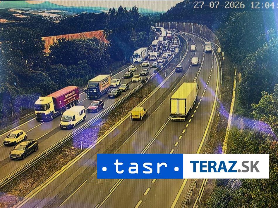 KOLONY SA TVORIA Na dialnici D1 pri Zamarovciach prebieha asfaltovanie vozovky