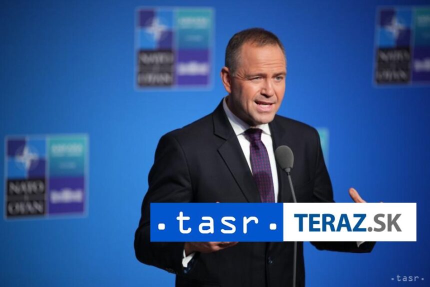 Nawrocki sa na summite NATO stretol so Zelenskym
