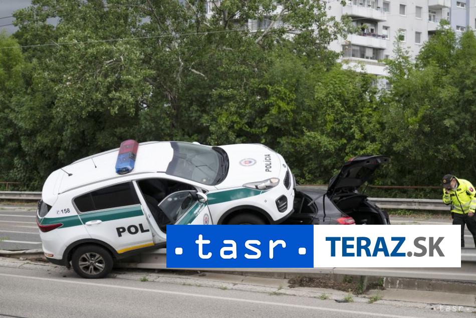 VIDEO ZRAZKA V BRATISLAVE Policajne auto skoncilo na zabraly