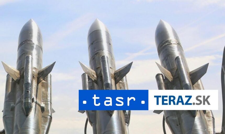 Vojenske velitelstvo v Busehri bolo zasiahnu te raketou tvrdia media