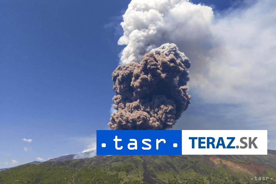 Etna komplikuje lety na Sicilii pre popol obmedzili prevadzku letiska