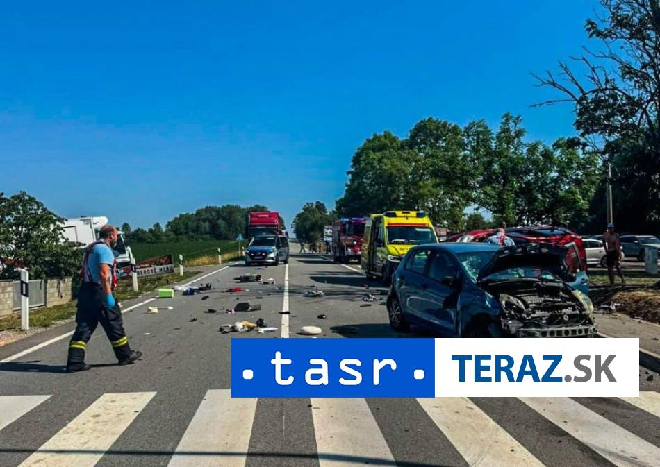 PREVRATENE AUTO Cesta pri Velatoch je docasne uzavreta z dovodu nehody