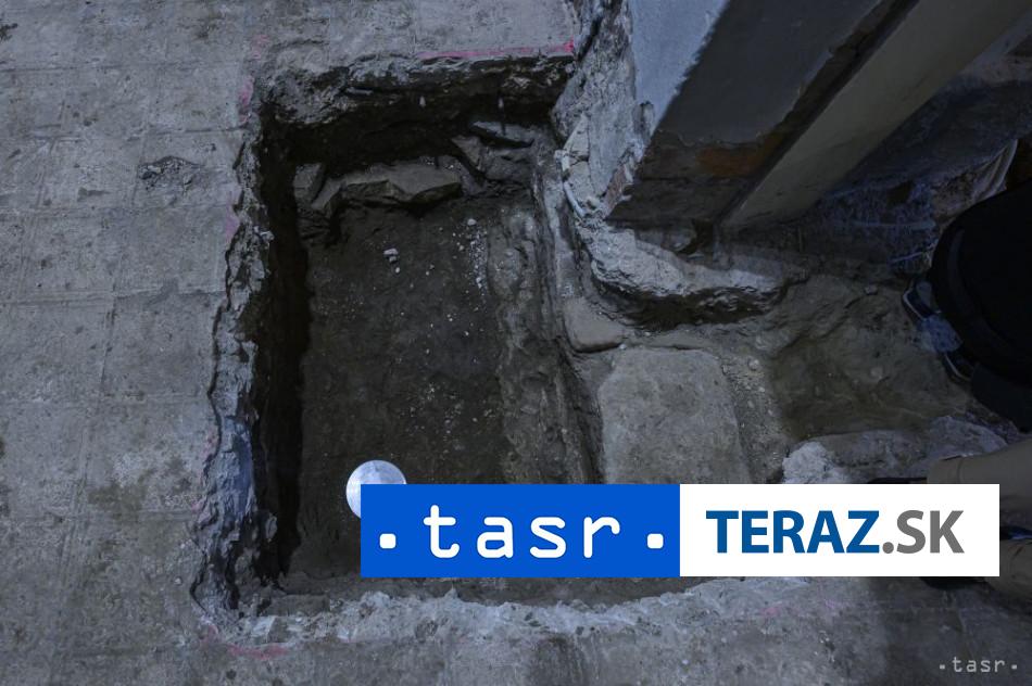 na podlahu kostola v smizanoch umiestnili casovu schranku