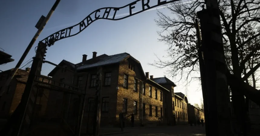 Auschwitz čelí žalobe o vrátenie akvarelov, ktoré namaľovala väzenkyňa