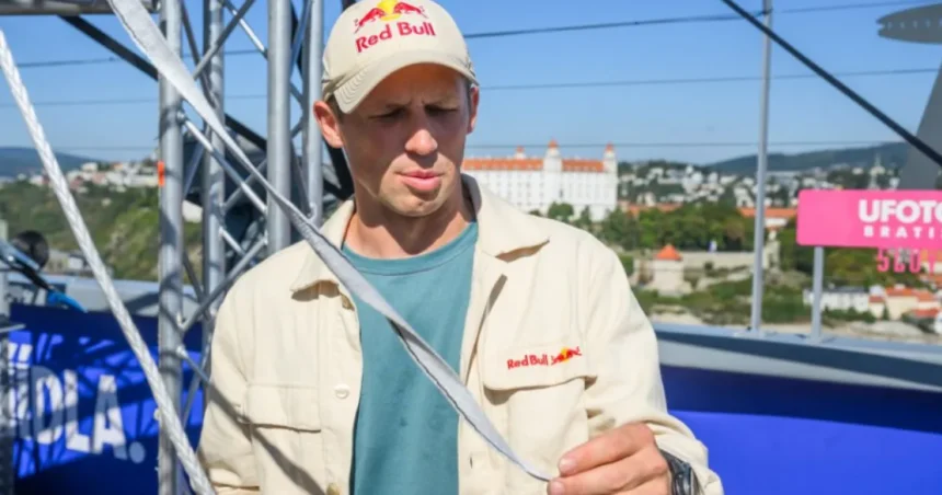 J. Roose chce v Bratislave prejsť čo najdlhšiu vzdialenosť na slackline