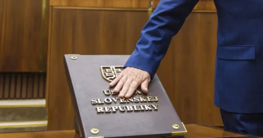 Kováč a Slyško v utorok zložili poslanecký sľub v parlamente