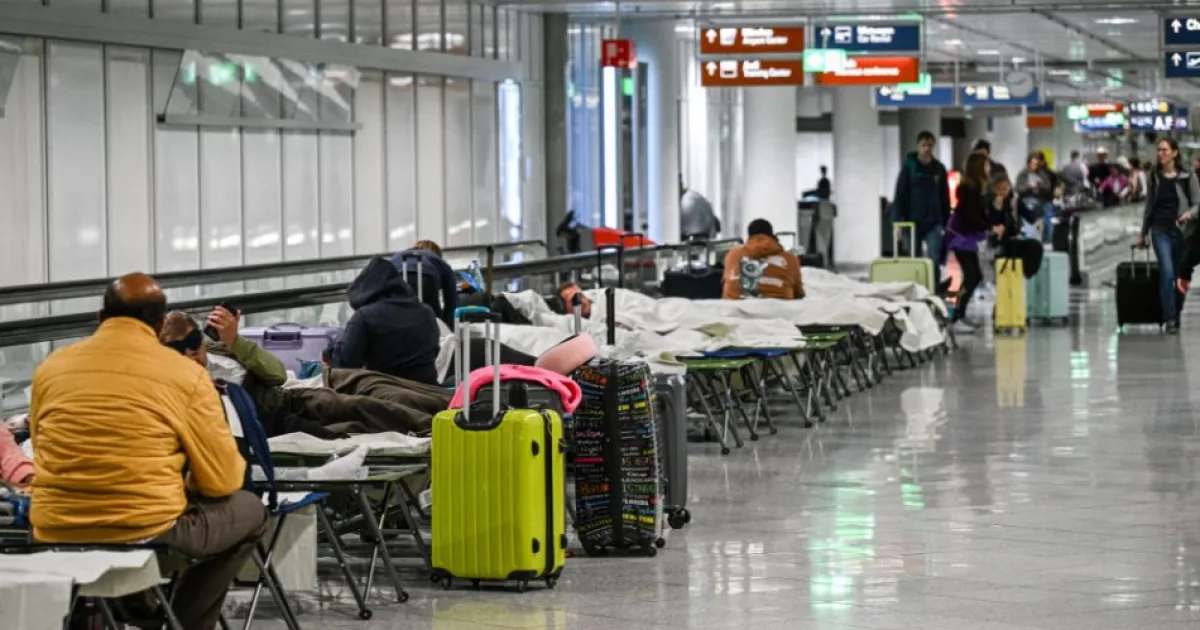 Po náraze auta do lietadla na letisku v Mníchove sa zranila osoba