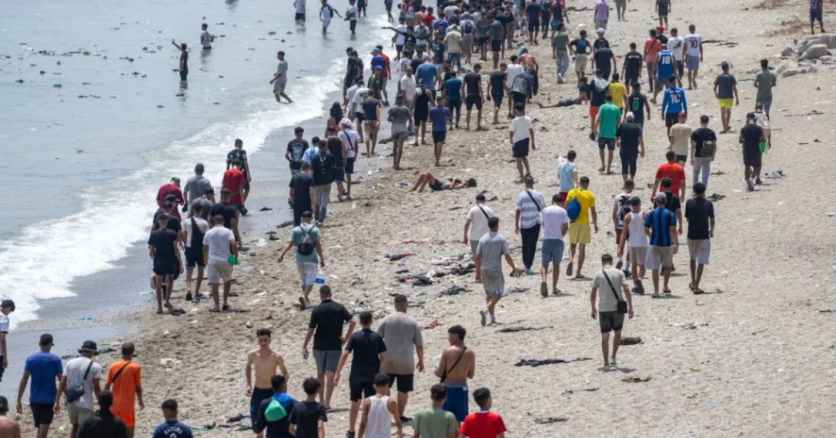 Polícia v Ceute presúva migrantov z pláží do prístavu