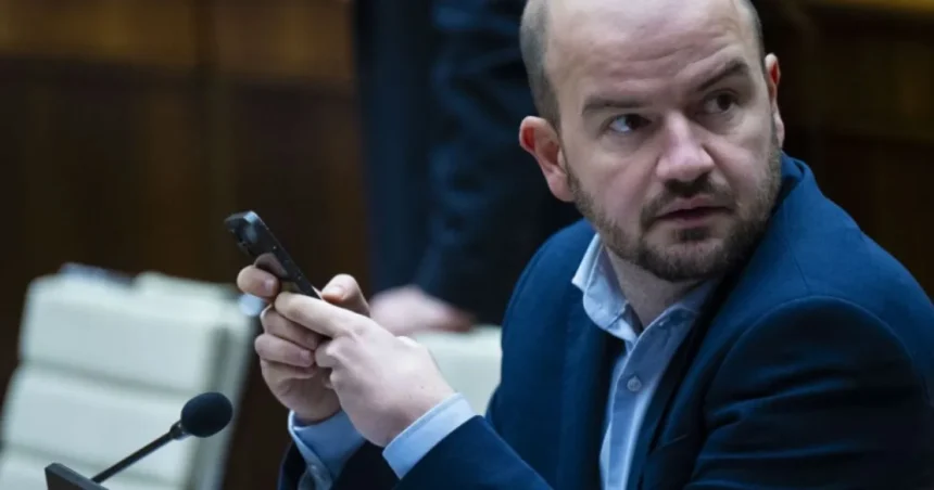 Poslanci čelia tlaku v súvislosti s odvolávaním T. Tarabu