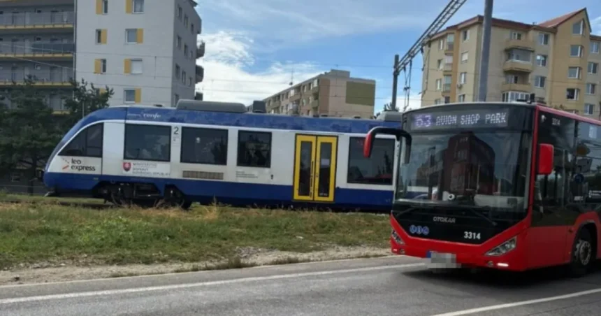 Premávku po zrážke vlaku a autobusu v Bratislave obnovili