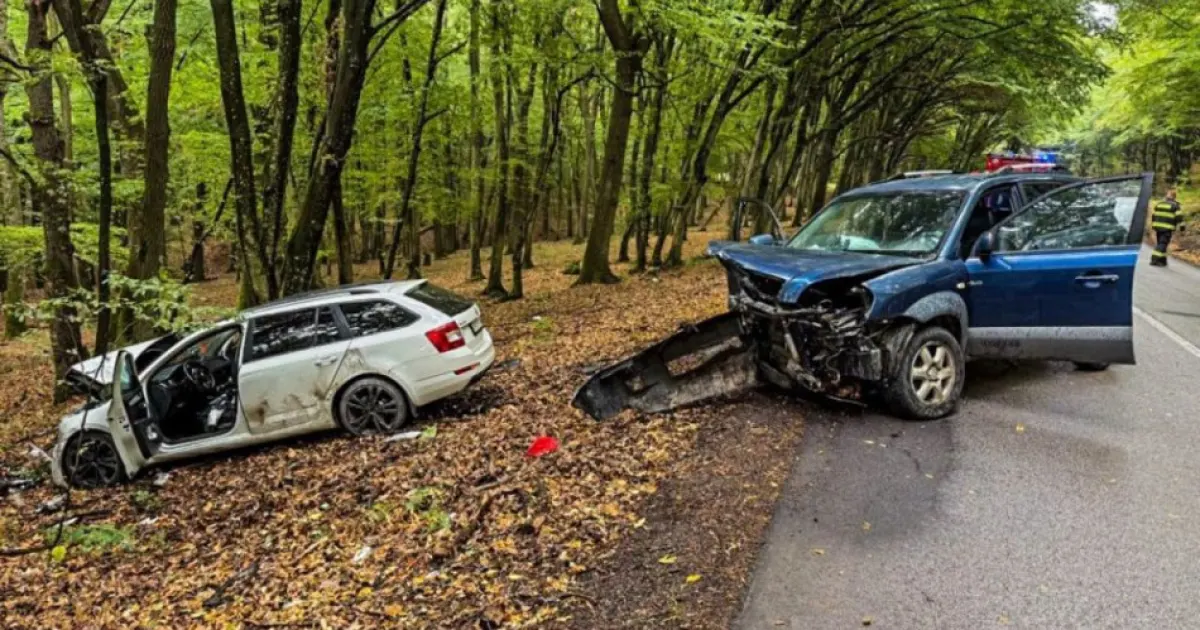 Pri hromadnej nehode sa zrazili tri autá, zranených je šesť osôb
