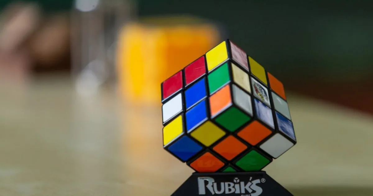 Šesťročné čínske dievča prekonalo ženský rekord v skladaní Rubikovej kocky