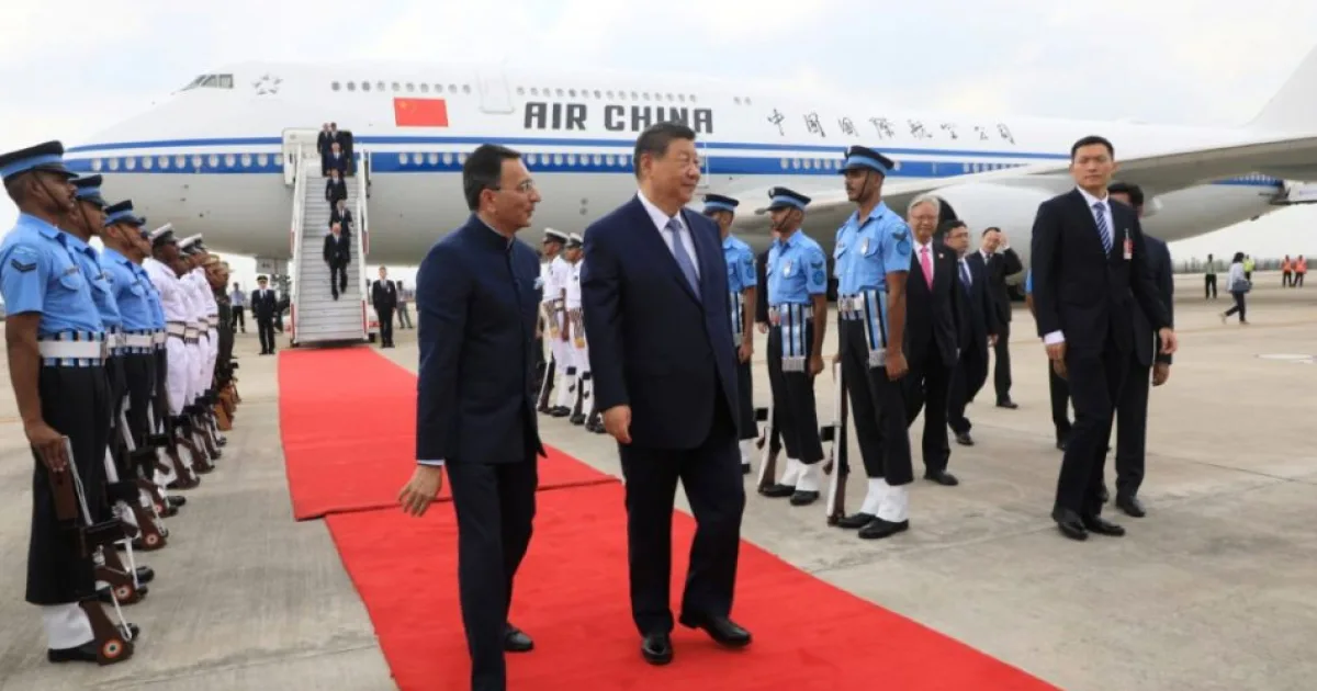 Si Ťin-pching pricestoval do Naí Dillí na summit BRICS, stretne sa s Módím