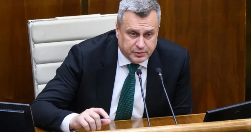 SNS žiada zrušenie transakčnej dane a nižšie dane na palivá