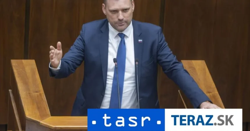 Taraba v pléne kritizoval Danka a spojenie SNS s PS